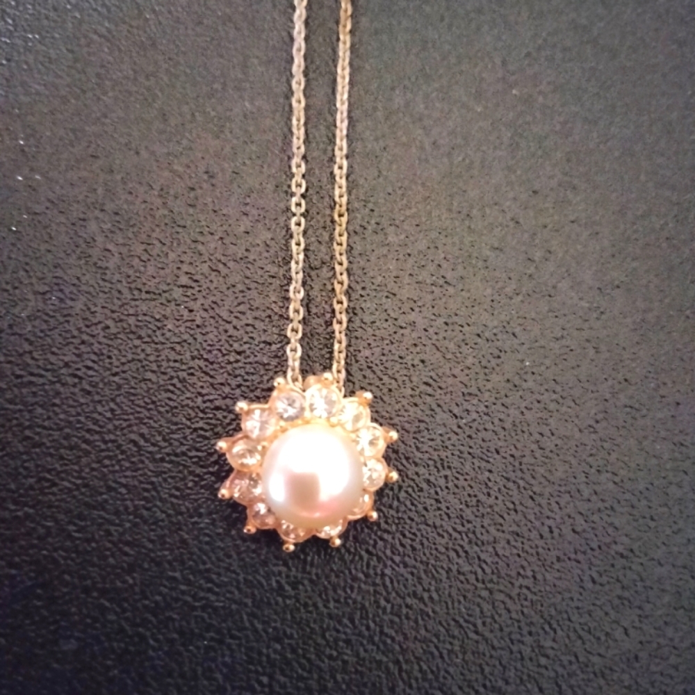🐰🎉Vintage Elegant Pearl and Crystal Snowflake Pendant Necklace